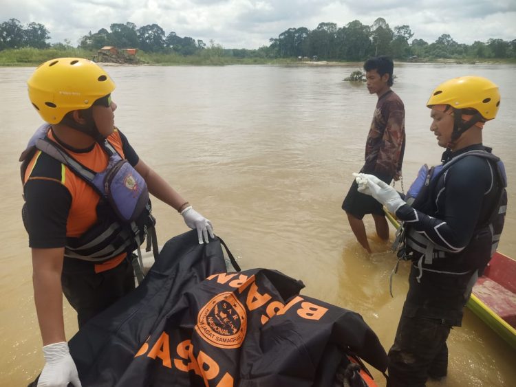 Petugas SAR Gabungan melakukan evakuasi korban terseret arus Sungai Batang Pelepat, Kabupaten Bungo, usai ditemukan dalam kondisi meninggal dunia (Ist)