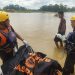 Petugas SAR Gabungan melakukan evakuasi korban terseret arus Sungai Batang Pelepat, Kabupaten Bungo, usai ditemukan dalam kondisi meninggal dunia (Ist)
