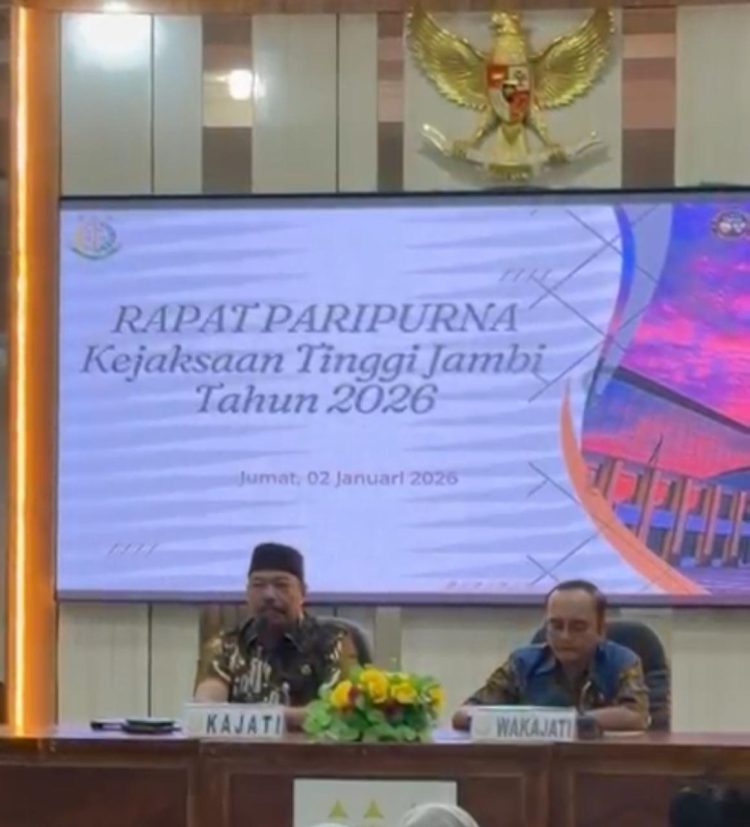 Kajati Jambi Sugeng Hariadi memberikan arahan dalam Rapat Paripurna terkait kesiapan Kejati Jambi mengimplementasikan KUHP dan KUHAP baru, termasuk penerapan keadilan restoratif dan sanksi kerja sosial