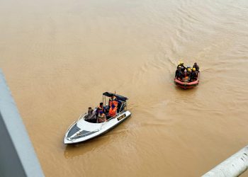 TERJUN : Tim SAR Gabungan melakukan pencarian seorang warga yang diduga terjun dari Jembatan Aur Duri I ke Sungai Batanghari
