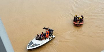 TERJUN : Tim SAR Gabungan melakukan pencarian seorang warga yang diduga terjun dari Jembatan Aur Duri I ke Sungai Batanghari