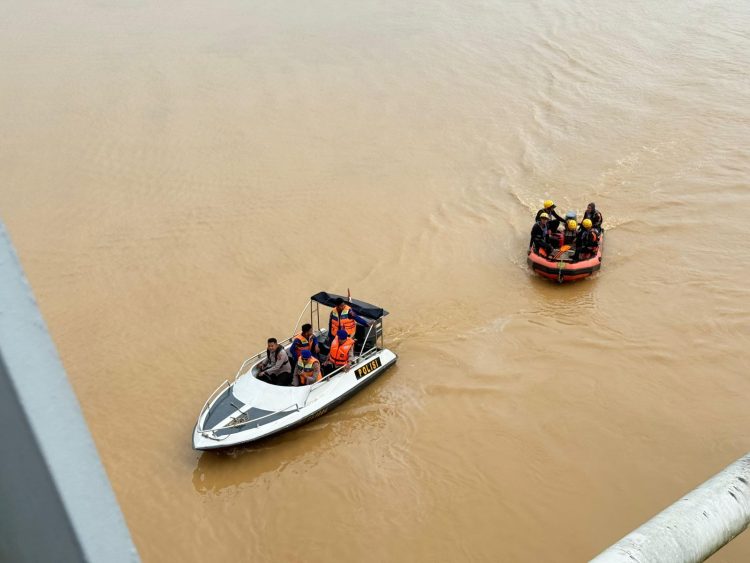 TERJUN : Tim SAR Gabungan melakukan pencarian seorang warga yang diduga terjun dari Jembatan Aur Duri I ke Sungai Batanghari