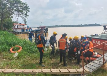 DITEMUKAN : Tim SAR Gabungan mengevakuasi jenazah Shalsabila Andriany (24) yang ditemukan di Sungai Batanghari, Minggu (18/01/26), setelah tiga hari pencarian korban terjun dari Jembatan Aur Duri I (Sar Jambi)