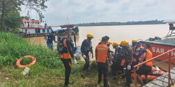 DITEMUKAN : Tim SAR Gabungan mengevakuasi jenazah Shalsabila Andriany (24) yang ditemukan di Sungai Batanghari, Minggu (18/01/26), setelah tiga hari pencarian korban terjun dari Jembatan Aur Duri I (Sar Jambi)