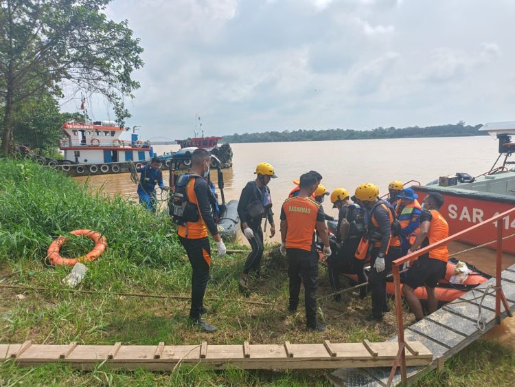 DITEMUKAN : Tim SAR Gabungan mengevakuasi jenazah Shalsabila Andriany (24) yang ditemukan di Sungai Batanghari, Minggu (18/01/26), setelah tiga hari pencarian korban terjun dari Jembatan Aur Duri I (Sar Jambi)
