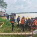 DITEMUKAN : Tim SAR Gabungan mengevakuasi jenazah Shalsabila Andriany (24) yang ditemukan di Sungai Batanghari, Minggu (18/01/26), setelah tiga hari pencarian korban terjun dari Jembatan Aur Duri I (Sar Jambi)