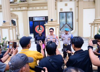 PAJERO SPORT : Kabid Humas Polda Jambi Kombes Pol. Erlan Munaji memberikan keterangan pers terkait insiden mobil Pajero Sport yang menerobos pagar Mapolda Jambi (Ist)