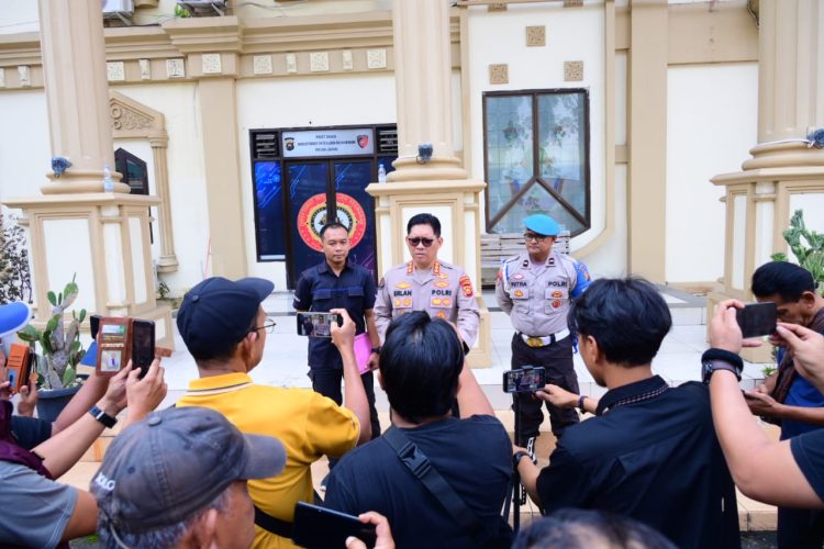 PAJERO SPORT : Kabid Humas Polda Jambi Kombes Pol. Erlan Munaji memberikan keterangan pers terkait insiden mobil Pajero Sport yang menerobos pagar Mapolda Jambi (Ist)