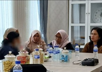 Orang tua korban dugaan pemerkosaan saat audiensi dengan DPRD Kota Jambi (Ist)