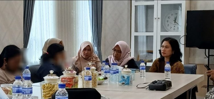 Orang tua korban dugaan pemerkosaan saat audiensi dengan DPRD Kota Jambi (Ist)
