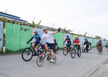 Kebersamaan Kapolda Jambi, Wakapolda, dan PJU Polda Jambi tampak saat gowes bersama menyusuri sejumlah ikon Kota Jambi dalam rangka farewell Wakapolda Jambi