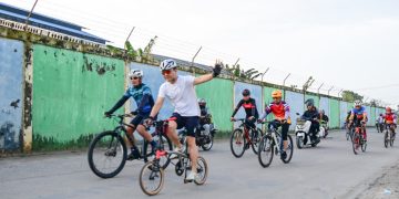 Kebersamaan Kapolda Jambi, Wakapolda, dan PJU Polda Jambi tampak saat gowes bersama menyusuri sejumlah ikon Kota Jambi dalam rangka farewell Wakapolda Jambi