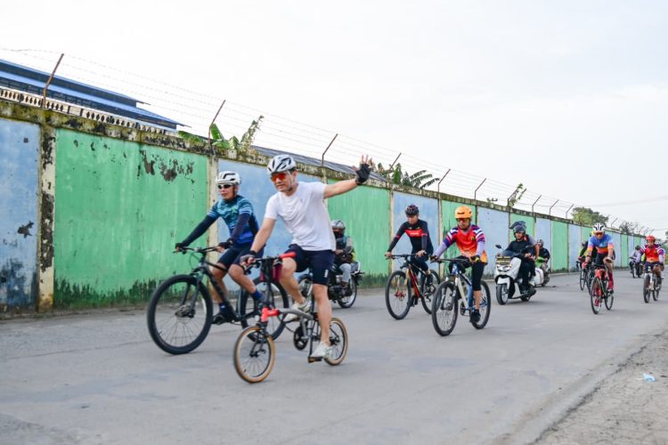 Kebersamaan Kapolda Jambi, Wakapolda, dan PJU Polda Jambi tampak saat gowes bersama menyusuri sejumlah ikon Kota Jambi dalam rangka farewell Wakapolda Jambi