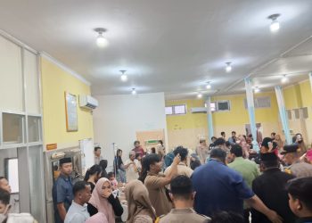 KERACUNAN : Orang tua murid menunggu di ruang perawatan RSUD Ahmad Ripin saat puluhan siswa dilarikan ke rumah sakit dengan gejala mual dan muntah setelah mengonsumsi MBG di sekolah