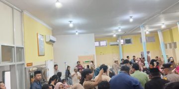 KERACUNAN : Orang tua murid menunggu di ruang perawatan RSUD Ahmad Ripin saat puluhan siswa dilarikan ke rumah sakit dengan gejala mual dan muntah setelah mengonsumsi MBG di sekolah