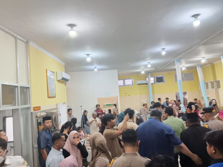 KERACUNAN : Orang tua murid menunggu di ruang perawatan RSUD Ahmad Ripin saat puluhan siswa dilarikan ke rumah sakit dengan gejala mual dan muntah setelah mengonsumsi MBG di sekolah