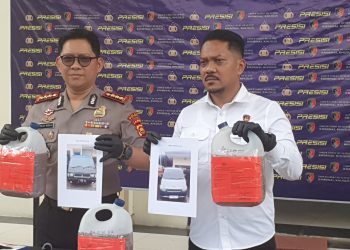 Kabid Humas Polda Jambi Kombes Pol. Erlan Munaji didampingi Kasubdit IV Tipidter AKBP Hadi Handoko saat menyampaikan pengungkapan kasus penyalahgunaan pengangkutan BBM subsidi di Mapolda Jambi