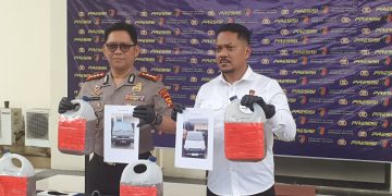 Kabid Humas Polda Jambi Kombes Pol. Erlan Munaji didampingi Kasubdit IV Tipidter AKBP Hadi Handoko saat menyampaikan pengungkapan kasus penyalahgunaan pengangkutan BBM subsidi di Mapolda Jambi