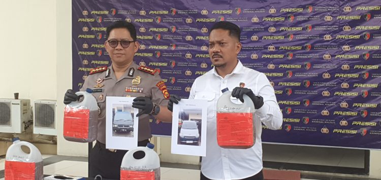 Kabid Humas Polda Jambi Kombes Pol. Erlan Munaji didampingi Kasubdit IV Tipidter AKBP Hadi Handoko saat menyampaikan pengungkapan kasus penyalahgunaan pengangkutan BBM subsidi di Mapolda Jambi