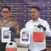 Kabid Humas Polda Jambi Kombes Pol. Erlan Munaji didampingi Kasubdit IV Tipidter AKBP Hadi Handoko saat menyampaikan pengungkapan kasus penyalahgunaan pengangkutan BBM subsidi di Mapolda Jambi
