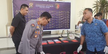 TABUNG GAS : Kabid Humas Polda Jambi Kombes Pol. Erlan Munaji didampingi Kasubdit I Indagsi Ditreskrimsus AKBP Hernawan Risky (Baju hitam) saat memeriksa tabung LPG non-subsidi 12 kilogram yang dijadikan barang bukti