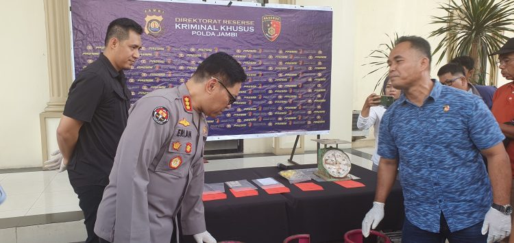 TABUNG GAS : Kabid Humas Polda Jambi Kombes Pol. Erlan Munaji didampingi Kasubdit I Indagsi Ditreskrimsus AKBP Hernawan Risky (Baju hitam) saat memeriksa tabung LPG non-subsidi 12 kilogram yang dijadikan barang bukti