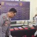 TABUNG GAS : Kabid Humas Polda Jambi Kombes Pol. Erlan Munaji didampingi Kasubdit I Indagsi Ditreskrimsus AKBP Hernawan Risky (Baju hitam) saat memeriksa tabung LPG non-subsidi 12 kilogram yang dijadikan barang bukti