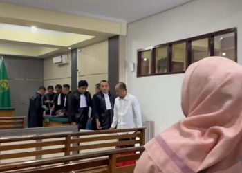 DAKWAAN : Terdakwa saat keluar ruangan sidang usai mendengarkan dakwaan penuntut umum