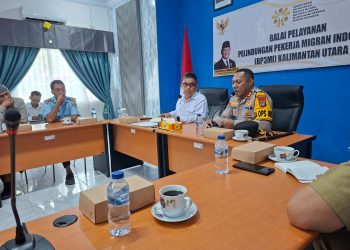 RAPAT : Kepala BP3MI Kalimantan Utara Kombes Pol Andi Muhammad Ikhsan (Baju putih) memimpin rapat koordinasi lintas instansi terkait persiapan kedatangan ratusan PMI deportasi dari Malaysia