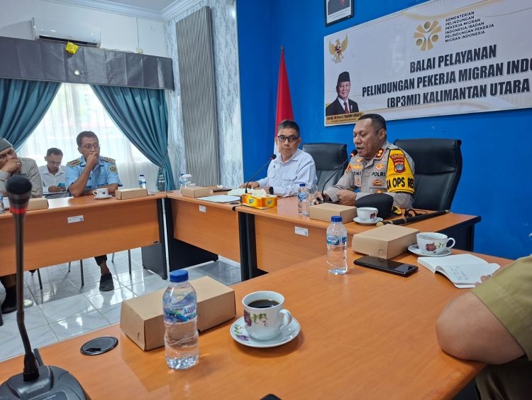 RAPAT : Kepala BP3MI Kalimantan Utara Kombes Pol Andi Muhammad Ikhsan (Baju putih) memimpin rapat koordinasi lintas instansi terkait persiapan kedatangan ratusan PMI deportasi dari Malaysia