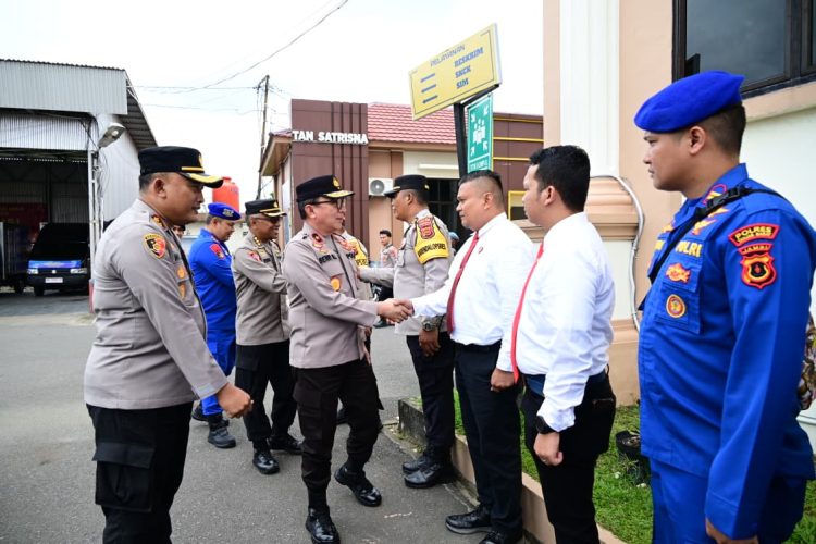 KUNJUNGAN : Wakapolda Jambi Brigjen Pol Benny Ali tiba di Mapolres Tanjung Jabung Barat dan disambut langsung Kapolres AKBP Maulia Kuswicaksono beserta jajaran