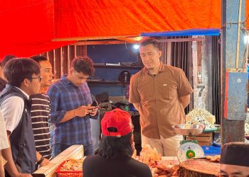 BAPOK : Kasubdit I Indagsi Ditreskrimsus Polda Jambi AKBP Hernawan Risky bersama tim Satgas pangan memantau harga dan ketersediaan bahan pokok di pasar wilayah Kabupaten Kerinci dan Kota Sungai Penuh