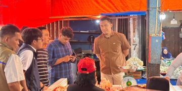 BAPOK : Kasubdit I Indagsi Ditreskrimsus Polda Jambi AKBP Hernawan Risky bersama tim Satgas pangan memantau harga dan ketersediaan bahan pokok di pasar wilayah Kabupaten Kerinci dan Kota Sungai Penuh