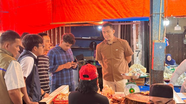 BAPOK : Kasubdit I Indagsi Ditreskrimsus Polda Jambi AKBP Hernawan Risky bersama tim Satgas pangan memantau harga dan ketersediaan bahan pokok di pasar wilayah Kabupaten Kerinci dan Kota Sungai Penuh