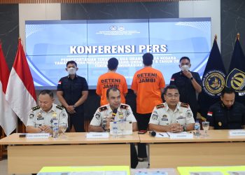 Kepala Kantor Wilayah Direktorat Jenderal Imigrasi Jambi, Petrus Teguh Aprianto, didampingi Kepala Kantor Imigrasi Kelas I TPI Jambi, Hubertus Hence Marbun, menyampaikan keterangan pers terkait deportasi dua WNA asal Yaman (ist)