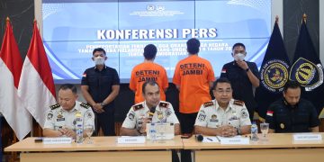 Kepala Kantor Wilayah Direktorat Jenderal Imigrasi Jambi, Petrus Teguh Aprianto, didampingi Kepala Kantor Imigrasi Kelas I TPI Jambi, Hubertus Hence Marbun, menyampaikan keterangan pers terkait deportasi dua WNA asal Yaman (ist)