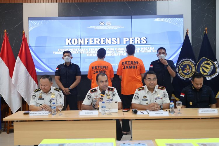 Kepala Kantor Wilayah Direktorat Jenderal Imigrasi Jambi, Petrus Teguh Aprianto, didampingi Kepala Kantor Imigrasi Kelas I TPI Jambi, Hubertus Hence Marbun, menyampaikan keterangan pers terkait deportasi dua WNA asal Yaman (ist)
