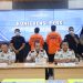 Kepala Kantor Wilayah Direktorat Jenderal Imigrasi Jambi, Petrus Teguh Aprianto, didampingi Kepala Kantor Imigrasi Kelas I TPI Jambi, Hubertus Hence Marbun, menyampaikan keterangan pers terkait deportasi dua WNA asal Yaman (ist)
