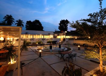 DESTINASI : Suasana area outdoor Senyala Space di Arizona, Jalan Sunan Giri, Simpang III Sipin, Kota Jambi, yang menjadi pilihan lokasi buka puasa dengan konsep cozy dan view menarik selama Ramadan