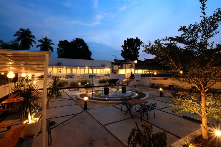 DESTINASI : Suasana area outdoor Senyala Space di Arizona, Jalan Sunan Giri, Simpang III Sipin, Kota Jambi, yang menjadi pilihan lokasi buka puasa dengan konsep cozy dan view menarik selama Ramadan