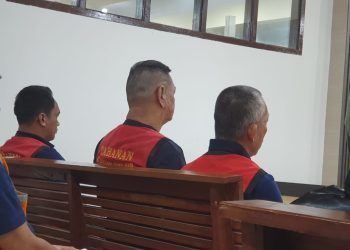 BANDING : Tek Hui (tengah) saat menjalani sidang di pengadilan negeri Jambi