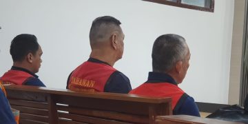BANDING : Tek Hui (tengah) saat menjalani sidang di pengadilan negeri Jambi