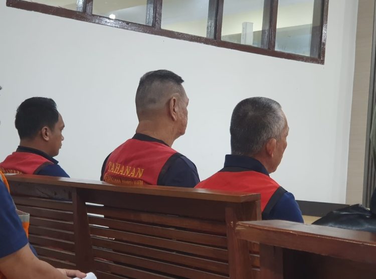 BANDING : Tek Hui (tengah) saat menjalani sidang di pengadilan negeri Jambi