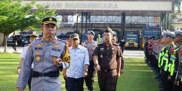OPERASI KETUPAT : Kapolres Merangin, AKBP Kiki Firmansyah, memimpin Apel Gelar Pasukan Operasi Ketupat 2026  menandai kesiapan personel gabungan dalam mengamankan rangkaian perayaan Hari Raya Idulfitri 1447 Hijriah