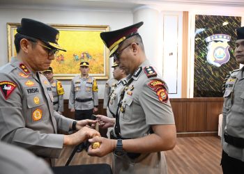 Kapolda Jambi Irjen Pol. Krisno Halomoan Siregar menyerahkan tongkat komando kepada AKBP Zamri Elfino saat upacara serah terima jabatan Kapolres Bungo di Mapolda Jambi, Jumat (6/3/2026). Penyerahan tongkat komando tersebut menandai resmi beralihnya kepemimpinan Polres Bungo kepada pejabat yang baru