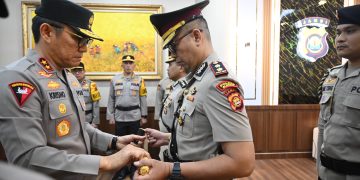 Kapolda Jambi Irjen Pol. Krisno Halomoan Siregar menyerahkan tongkat komando kepada AKBP Zamri Elfino saat upacara serah terima jabatan Kapolres Bungo di Mapolda Jambi, Jumat (6/3/2026). Penyerahan tongkat komando tersebut menandai resmi beralihnya kepemimpinan Polres Bungo kepada pejabat yang baru