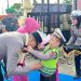TRADISI : Polisi cilik mengalungkan bunga kepada Kapolres Bungo Zamri Elfino saat tiba di Mapolres Bungo dalam rangkaian tradisi penyambutan Kapolres baru