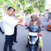BAGI TAKJIL :Direktur reserse kriminal khusus Polda Jambi Kombes Pol Taufik Nurmandia  membagikan paket takjil kepada pengendara dan masyarakat yang melintas di Lapangan Mapolda Jambi