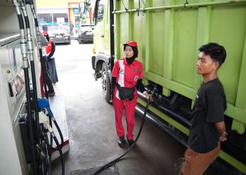 Petugas melayani pengisian bahan bakar minyak (BBM) kepada pengendara di SPBU wilayah Jambi. Pertamina Patra Niaga Regional Sumbagsel memastikan ketersediaan pasokan energi tetap aman selama periode Ramadan hingga Idulfitri 1447 Hijriah