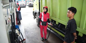 Petugas melayani pengisian bahan bakar minyak (BBM) kepada pengendara di SPBU wilayah Jambi. Pertamina Patra Niaga Regional Sumbagsel memastikan ketersediaan pasokan energi tetap aman selama periode Ramadan hingga Idulfitri 1447 Hijriah